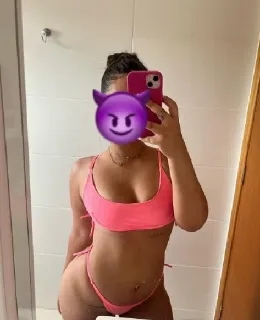 Cute Colombian Latina with long dark hair hosting in Miami